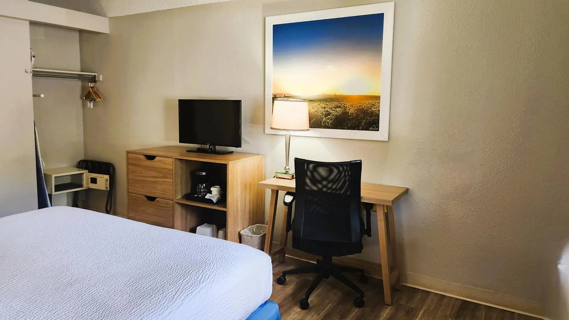 Days Inn By Wyndham Denver Downtown Motel